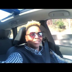 Meet your Posher, Dee